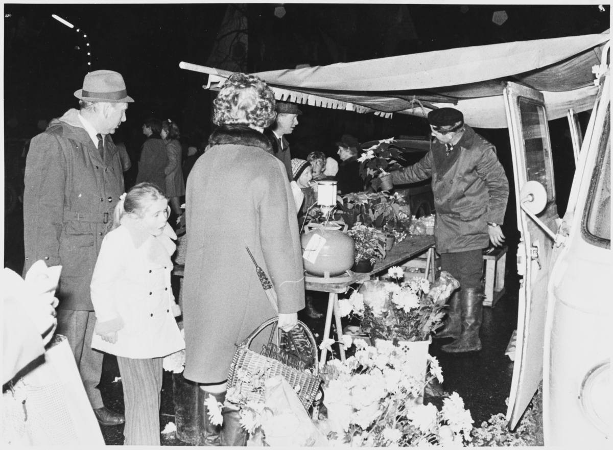 Julehandel på Torvet i Egersund, desember 1972.