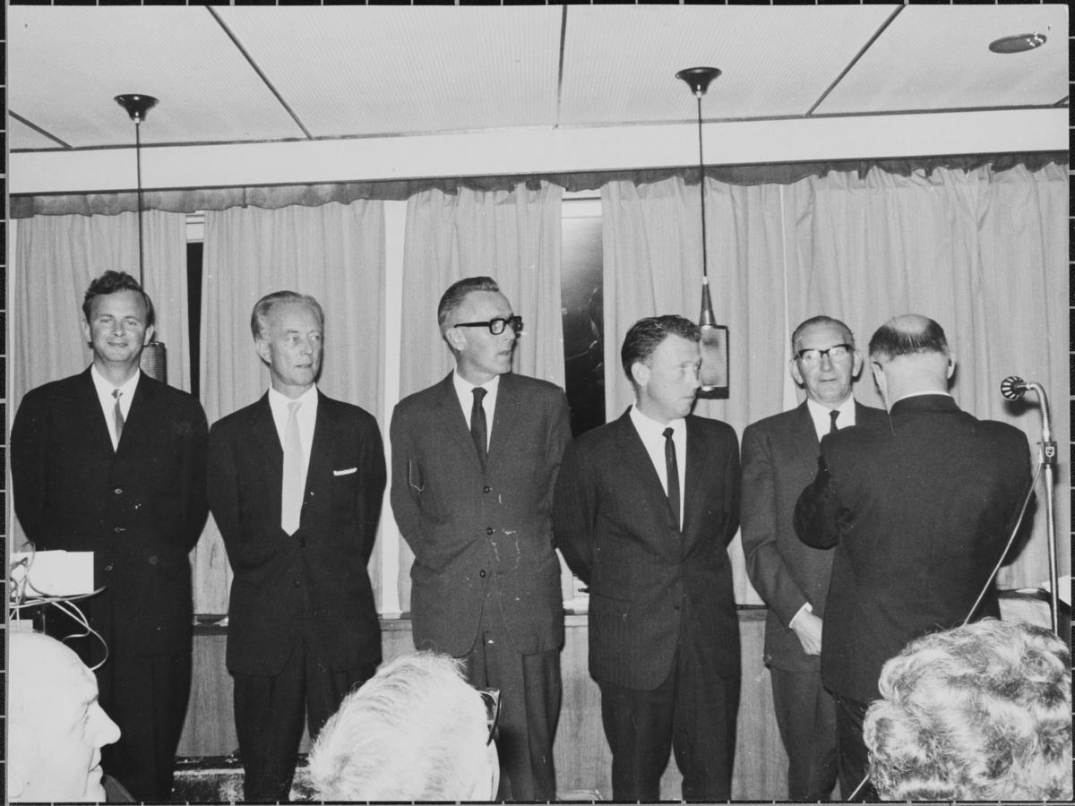 Hederstegn til fortjente medlemmer under EIKs 50-års fest, 1969.