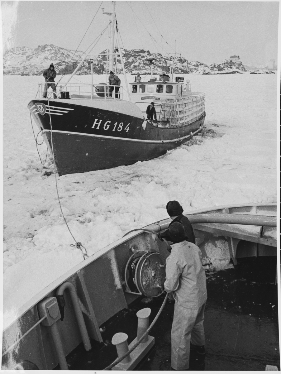 "Ambassadør Bay" har fått slepen ombord i danskebåten, Søre Sundet 1969.