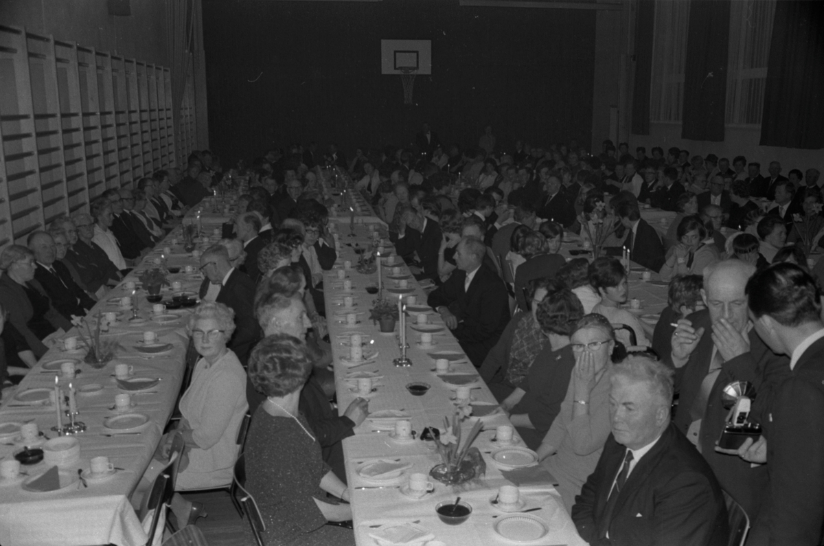 Fest i gymsalen ved Vikeså skole, ca. 1969.