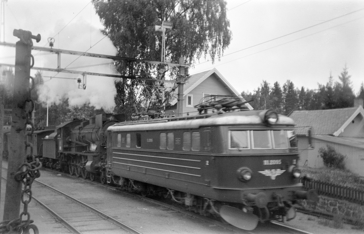 Elektrisk lokomotiv El 11 2095 som ekstra forspannlokomotiv og damplokomotiv type 30b som forspannlokomotiv med persontog på Harestua stasjon