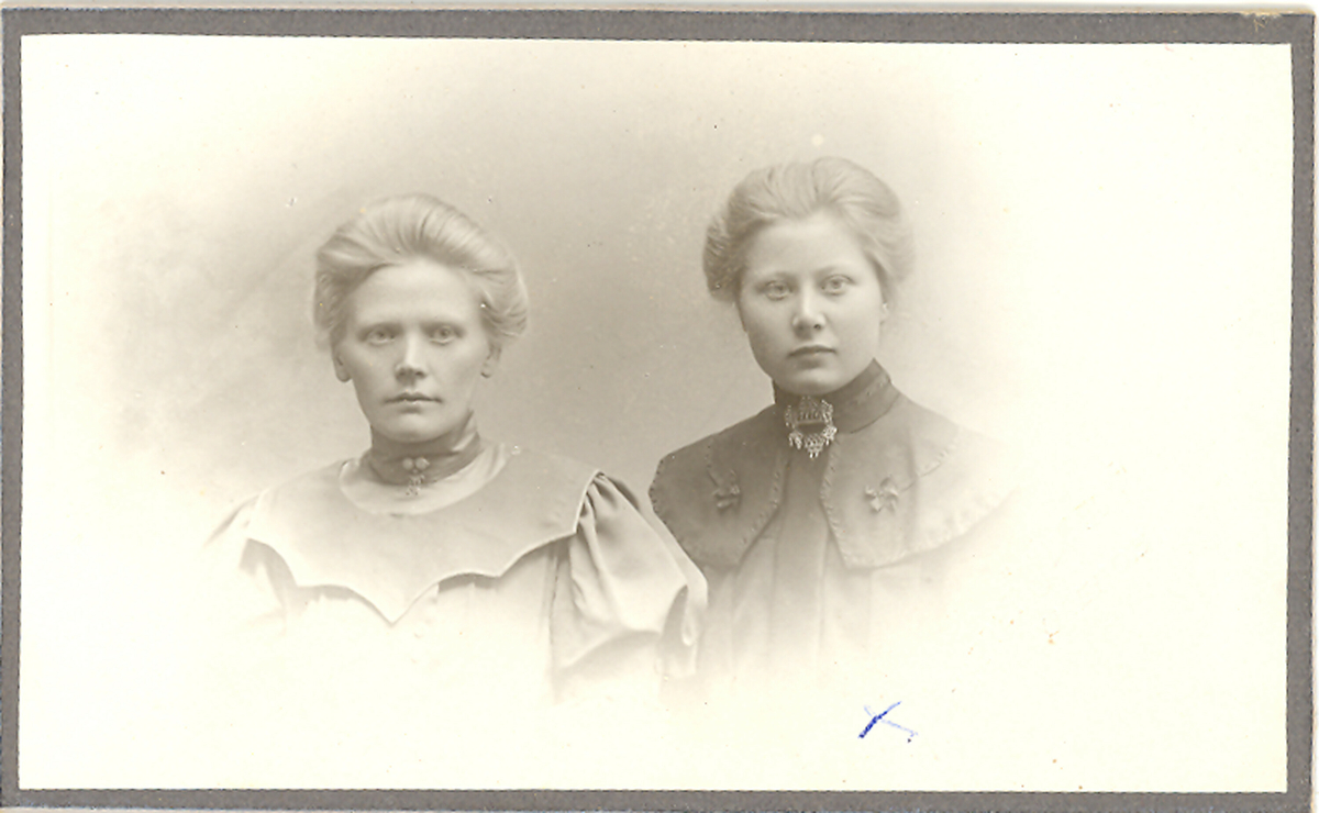 Portrett av to kvinner. t.h.(med kryss) er Ingerid Gåra