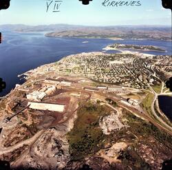 Flyfoto av Kirkenes og utover fjorden. AS Sydvaranger sitt i