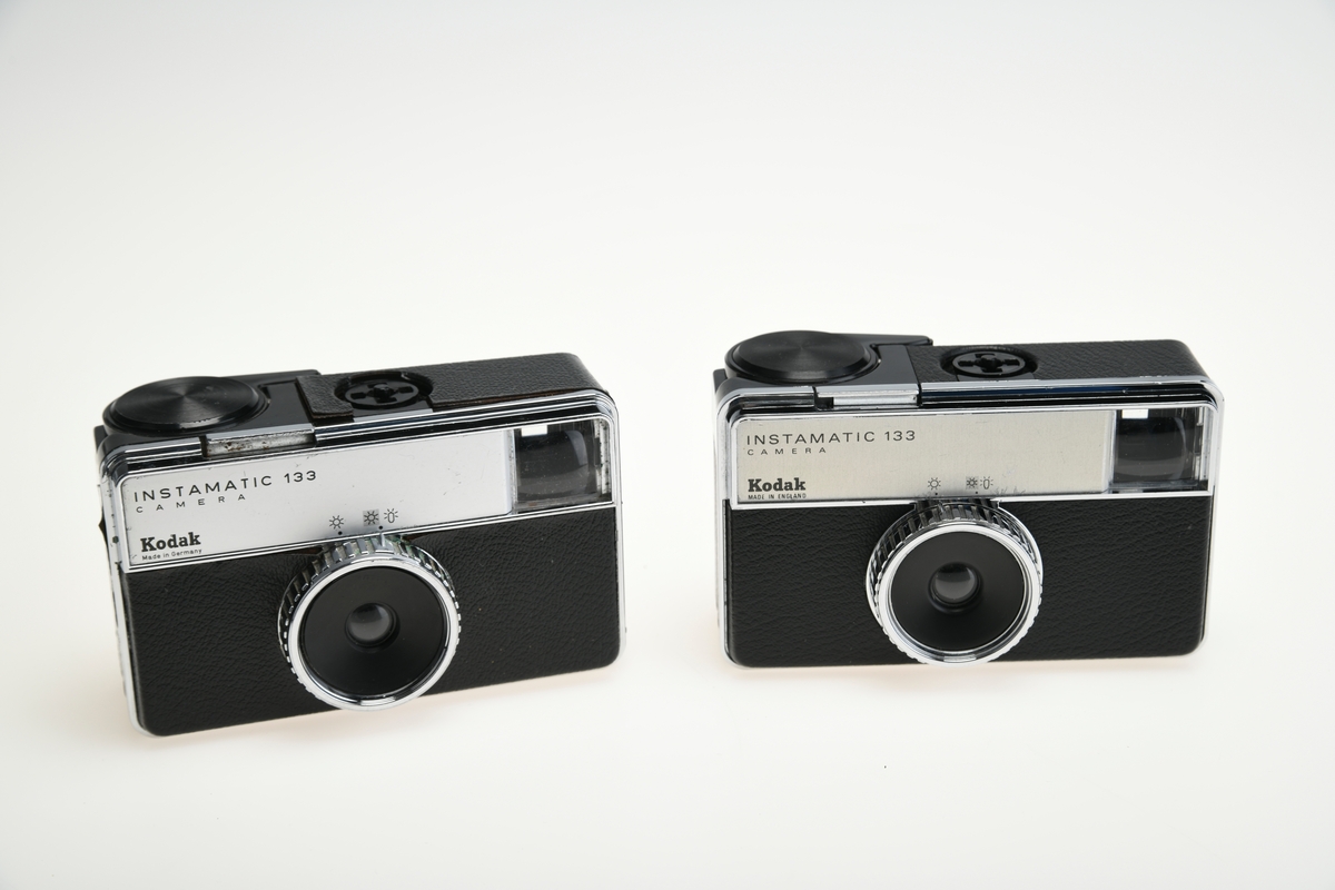 To kompakte Instamatic-kameraer for 126 kassettfilm fra Kodak. Det ene er produsert i Tyskland og det andre er produsert i England. De har et fastfokus f/11 43mm objektiv. Luke bak kameraet til filmkassetten, og luke på siden for batteri til blitskuben. Ved å rotere objektivringen kan man stille blenderåpningen til to ulike lysforhold som er indikert med symboler for sol og sky eller blits. Ved å stille kameraet til å ta bilder i mørke omgivelser endres også lukkertiden til en av to lukkertider. Kameraet har en søker og et vindu bak på filmluken for å se hvor mye film som er igjen. På toppen av kameraet er det en blitssko til blitskube av typen flashcube som fikk strøm fra kameraet.