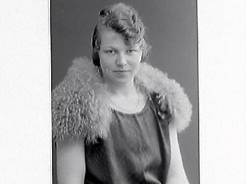 Porträtt av en ung kvinna, Gerda Gunnarsson, Förlanda. Två bildern, med och utan pälsboa över axlarna.
