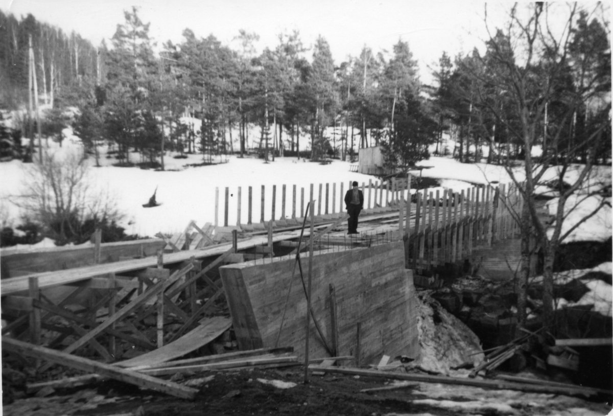 Fjorten bilde frå bygging av brua over Hørtelva.