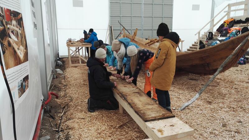 Formidling av ulike typer håndverk i middelalderen der skolebarn får delta i byggingen av båten.