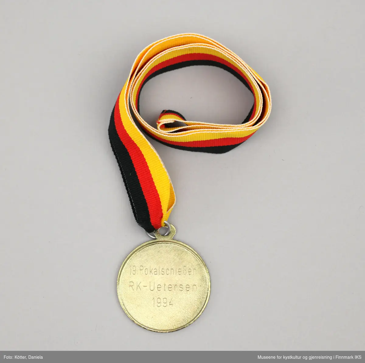 Medaljen er rund og i gull valør. På forsiden er det en kant med eikeløv. Merket i midten viser en pistol og en målskive. På baksiden er det gravert inn anledningen medaljen er vunnet til, en skytekonkurranse i Nord-Tyskland ved Reservistkammeratskapet i Uetersen i 1994.
Medaljen henger i et bånd i de tyske nasjonalfargene svart, rød og gull.