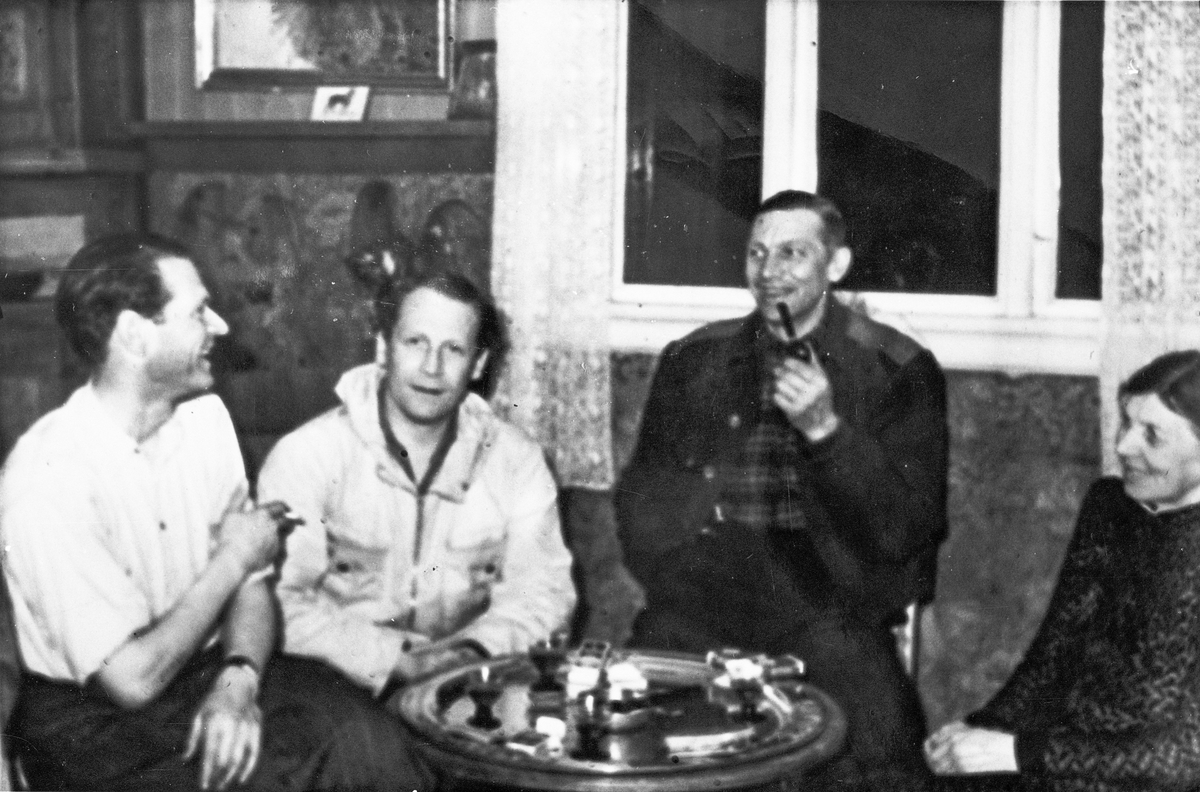 Besøk i Skredsvigs Hagan. Fra venstre: Klepzig, en ukjent, Christian Skredsvig jr. og Beret Skredsvig. Uten år, trolig mellomkrigstiden.