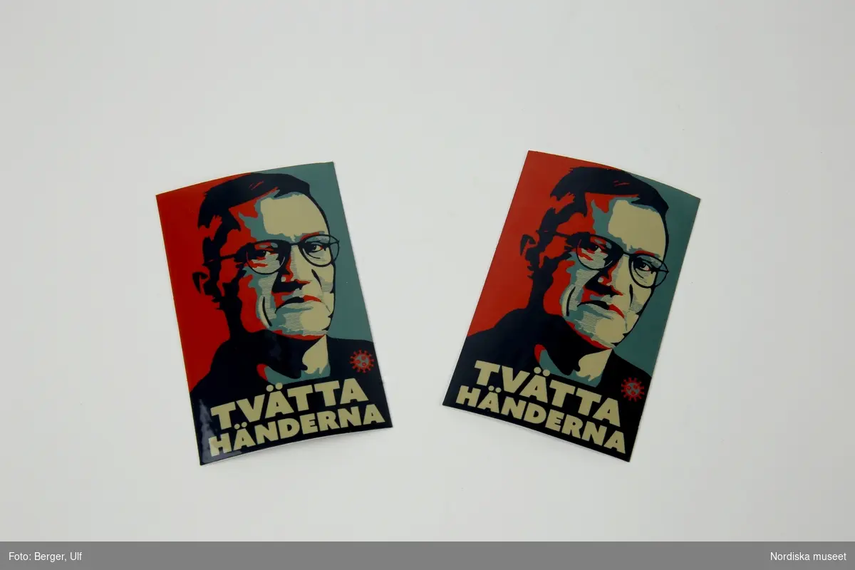 Två stycken rektangulära klistermärken med texten "Tvätta händerna" samt porträttbild av Anders Tegnell, statsepidemiolog vid Folkhälsomyndigheten under Coronapandemin 2020-2021.
/Anna Fredholm 2022-10-13