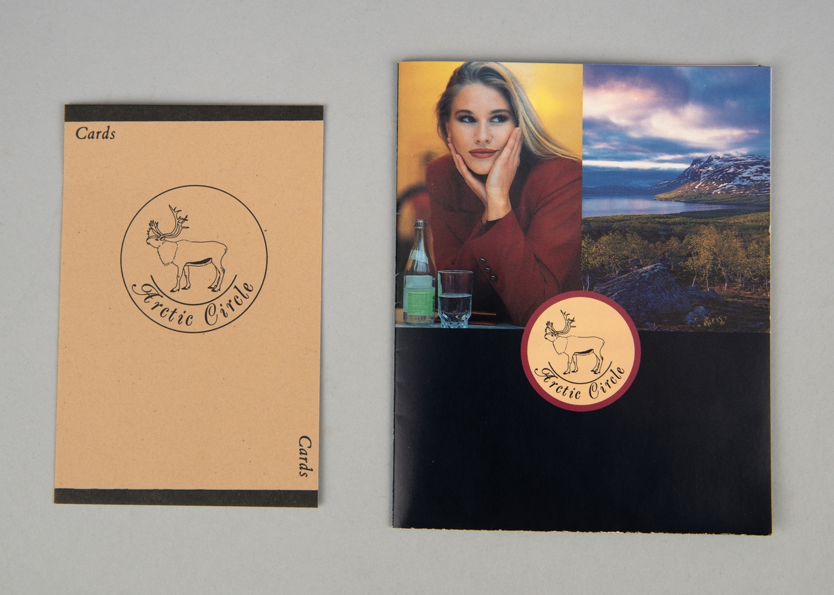 Reseplånbok (:1) av brunt läder med myntficka som stängs med blixtlås och fack för biljetter, pass, pengar och betalkort. Plånboken stängs med läderflik och knapp. På läderfliken finns SJ:s logotyp. På plånbokens baksida står det "Made in Sweden" samt logotyp för tillverkaren, en ren i en cirkel samt texten "Arctic Circle".
I plånboken finns en broschyr (:2) med kort historik om tillverkningen av plånboken och ett papperskort (:3) som visar var du kan placera betalkort i plånboken.