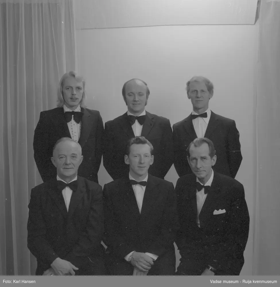 Styret i Vadsø Mannsangforening i november 1976.
Bak fra venstre Lars Rødsand, Rolf Olsen og Bjarne Feldt.
Foran fra venstre Eilif Olsen Aage Noren og Per W Christensen
Kilde: VAM.F01_000696