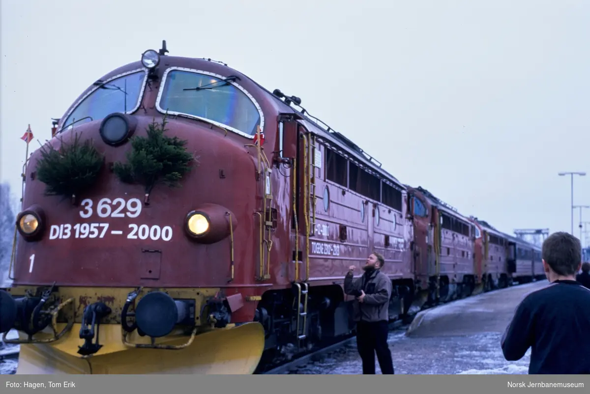 Siste ordinære persontog med diesellokomotiv Di 3 på Hamar stasjon. Fremst Di 3 629, deretter Di 3 623 og Di 3 628