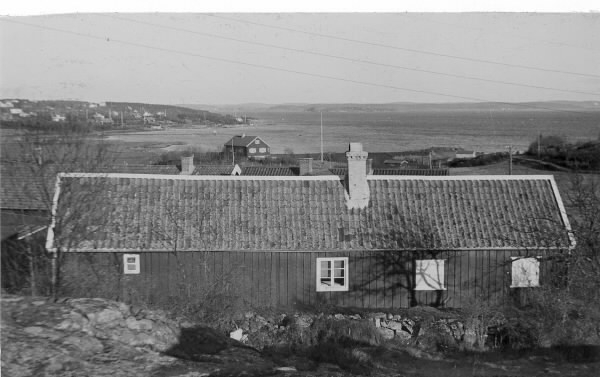 Gården Bratterås i sluttningen mot Kungsbackafjorden på Bratteråsberget, som ligger nära Gottskär i Onsala. Här fanns en gång en tullkammare och berget har därför även kallats Tullkammarhöjd.