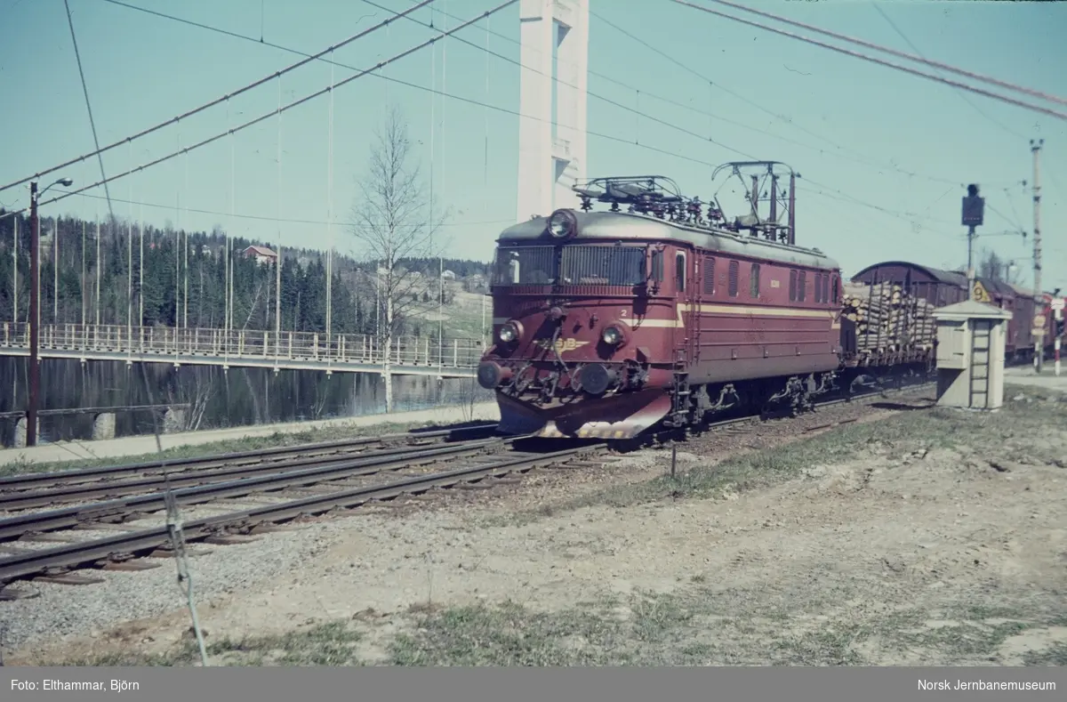 Elektrisk lokomotiv El 11 2148 (?) med godstog på Rånåsfoss stasjon