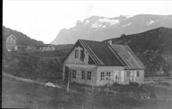 Den første bygningen til Grovfjord Mekaniske Verksted.