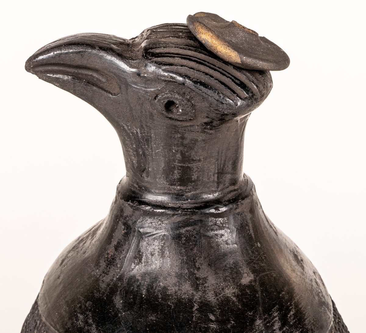 Gravkärl, inca, så kallat svartgods, med fågelhuvud, örn och pelikan.