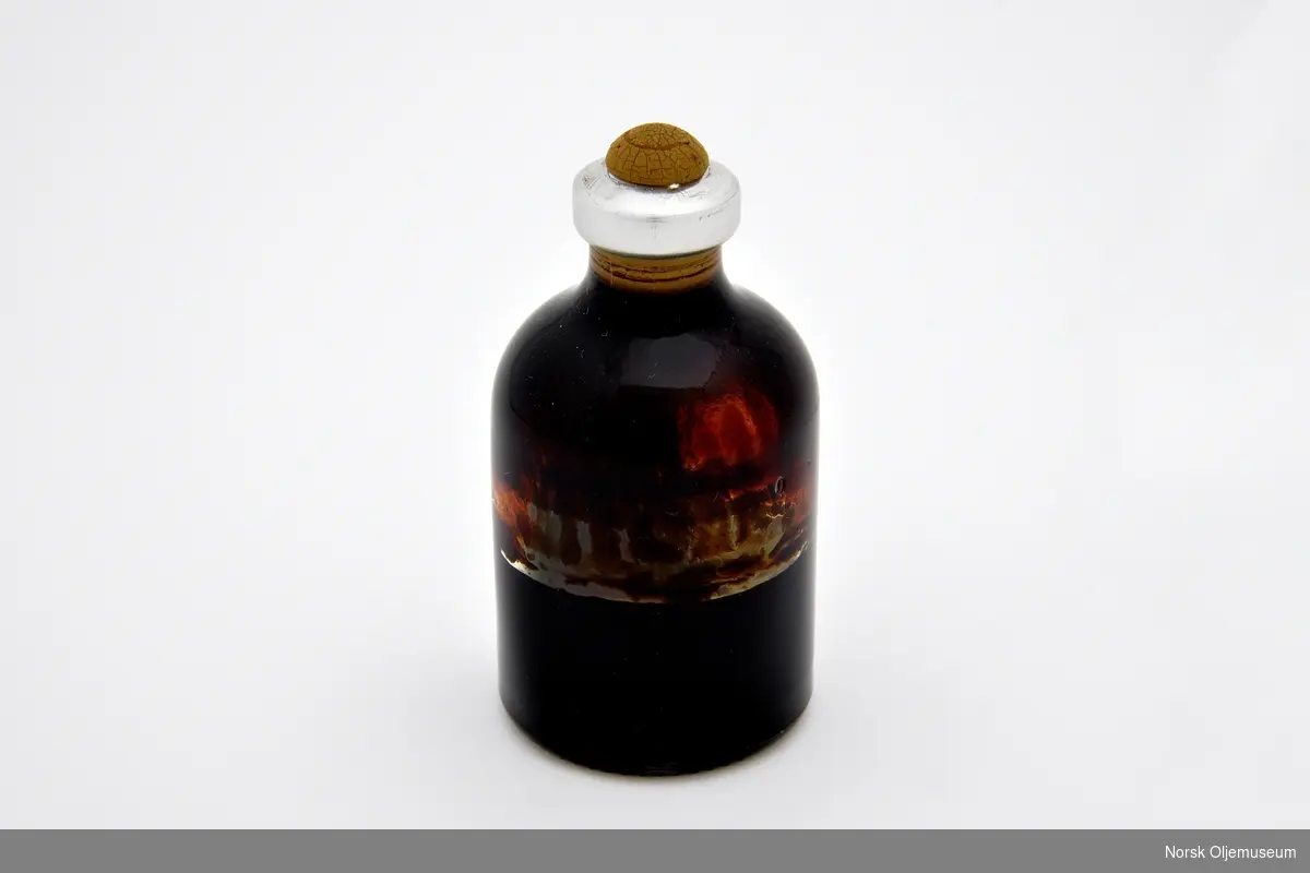 Oljeprøve fra Statfjordfeltet.

Oljen er oppbevart i en glassflaske med forsegling i metall og gummi.
