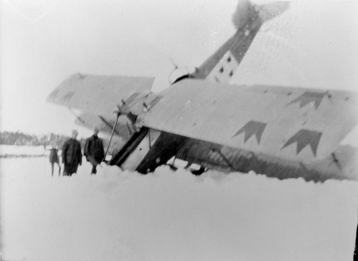 Landningshaveri med flygplan Phönix Dront på Malmen, vintertid cirka 1920-1926.