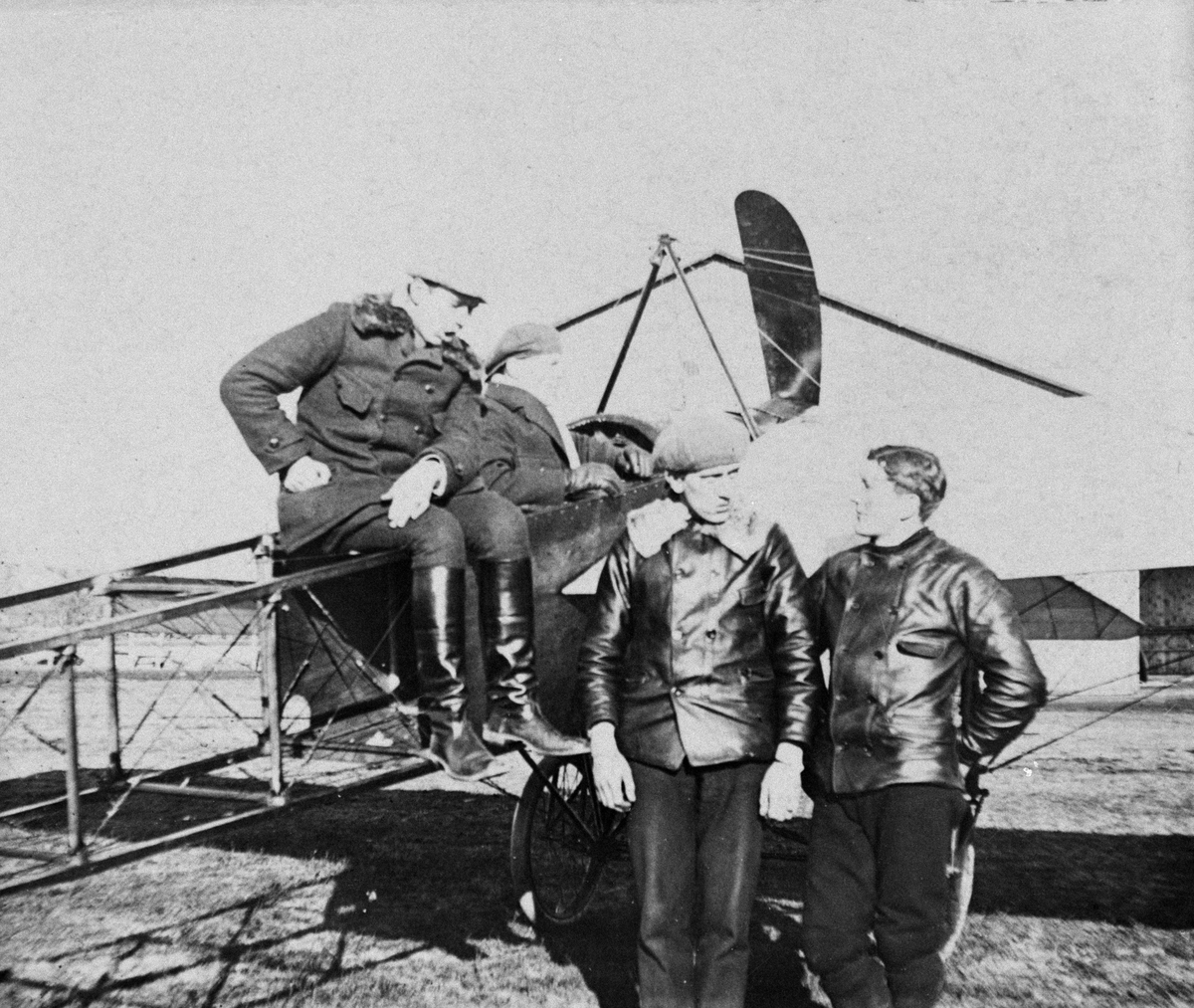 Flygelever vid Thulins flygskola, omkring 1915. Fyra män står vid flygplan Thulin A.