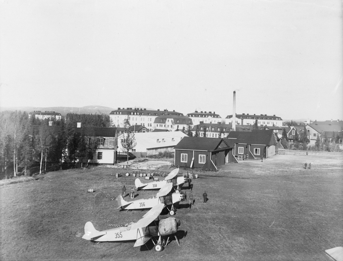 Tre flygplan S 6A, Fokker C.VD står på fält i Boden omkring 1931-1932. Flygplanen märkta med nummer 355, 356 och 358.
