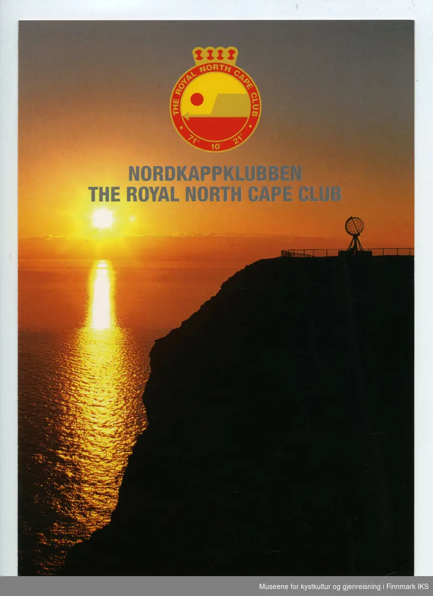 Informasjonsbrosjyre om The Royal North Cape Club, på norsk, engelsk og tysk, med bilde av Nordkappklippen, Globusen og midnattsol. 
