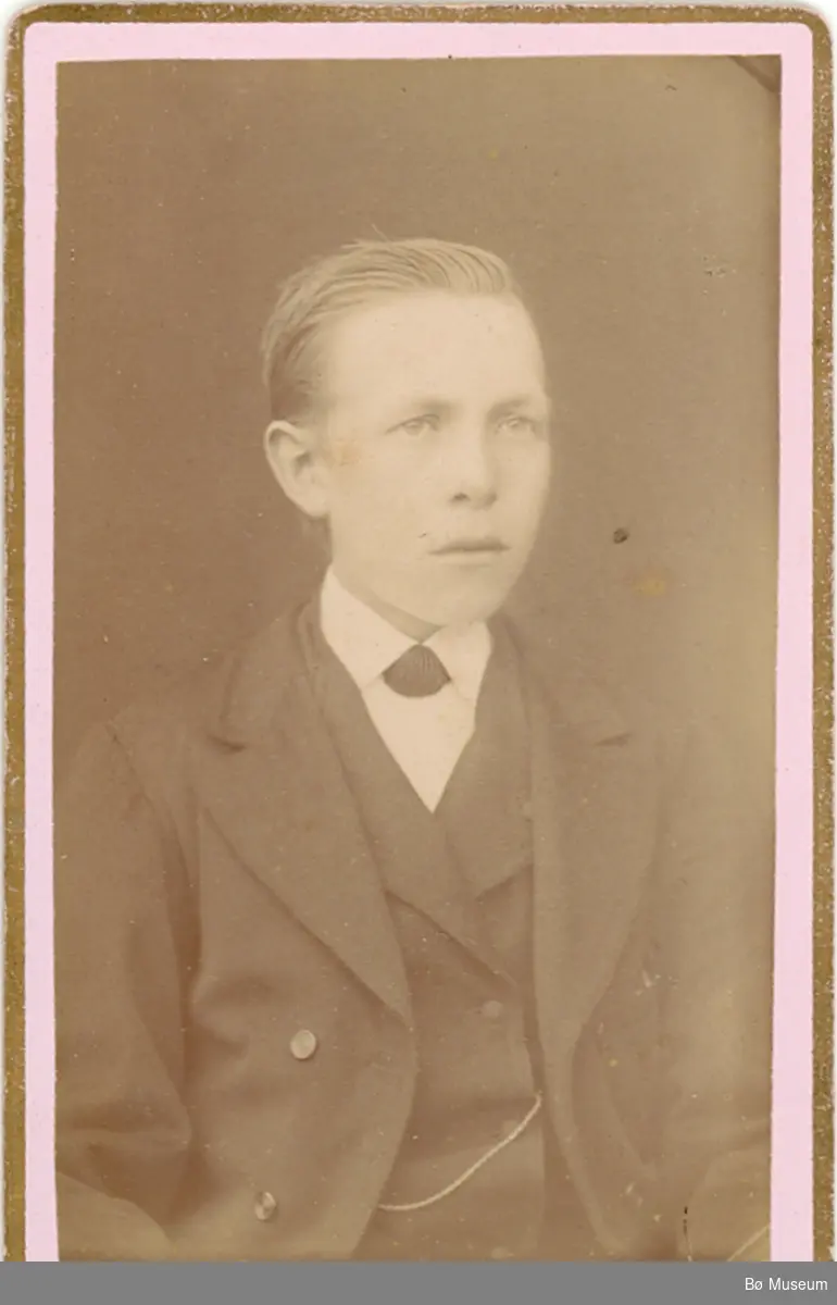 Brystbilde av ung gut; Hans S. Sisjord, i Bø. Han vart bankkasserar.