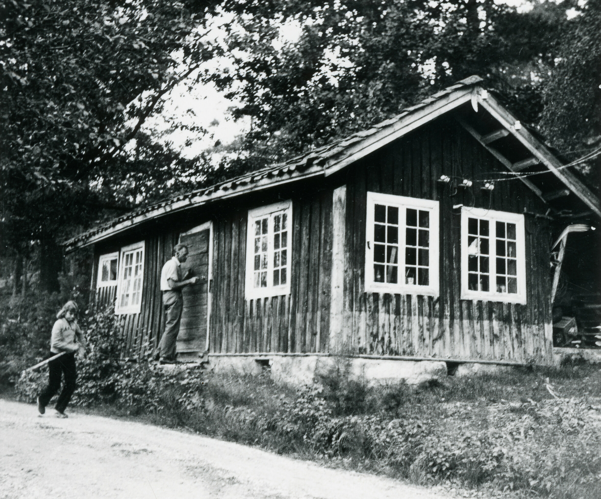 Ved eit hus i skogen.  Tatt i 1974.