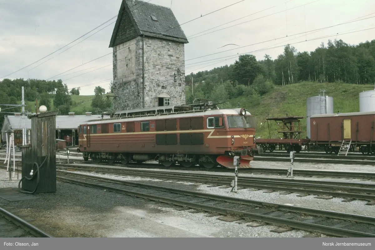 Elektrisk lokomotiv El 14 2165 på Dombås stasjon