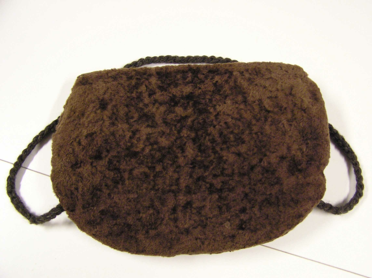 Form: vanlig muffe m. glidelås til veske oppe, liten lomme i vesken ullsnor til rundt hals
