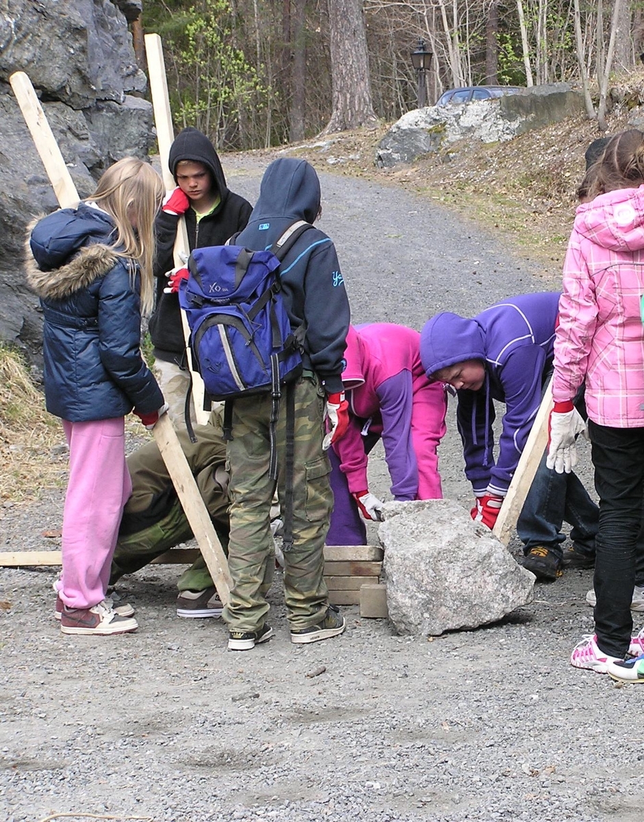 Leirskoleelver flytter en stein med spett.
En del av formidlingsopplegget vedrørende iseksport fra Kragerø.
