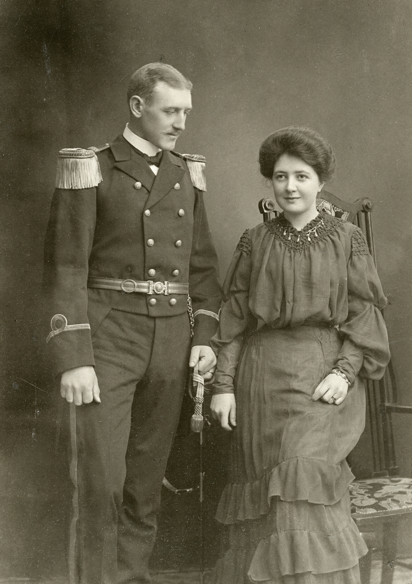 Blivande makarna Sixten Ehrenpohl och Thyra Hollander. Bilden är daterad 1905, året före deras vigsel i Göteborgs domkyrka.