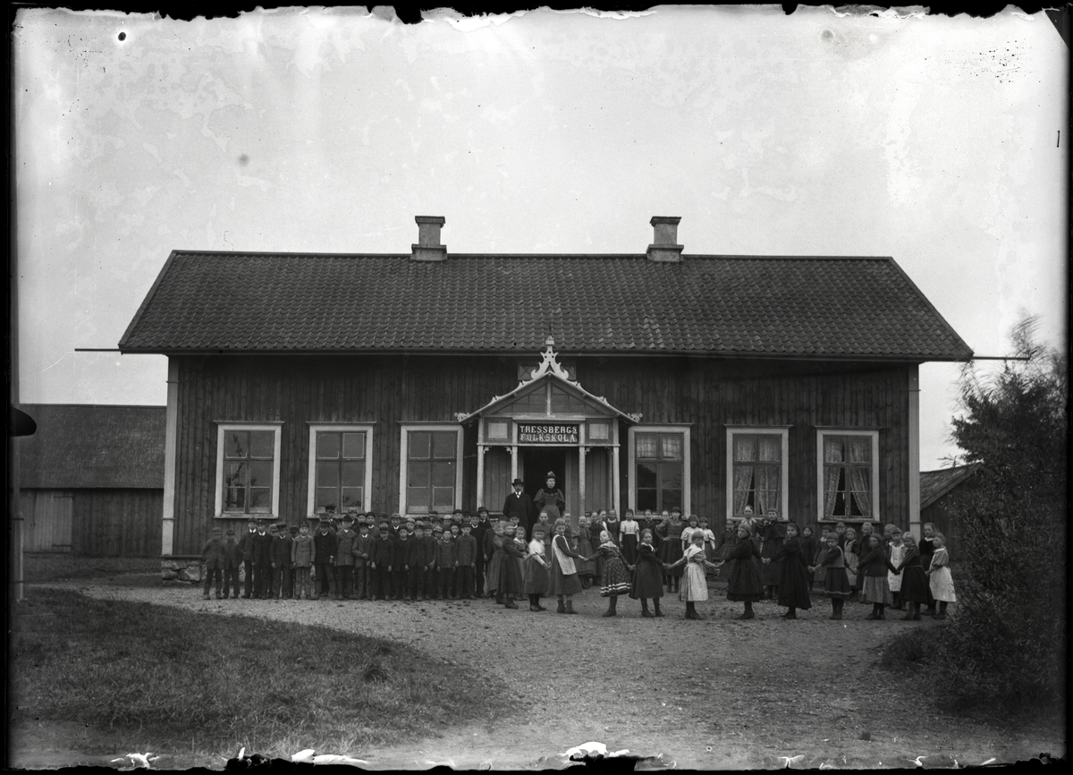 Elever framför Trässbergs skola
