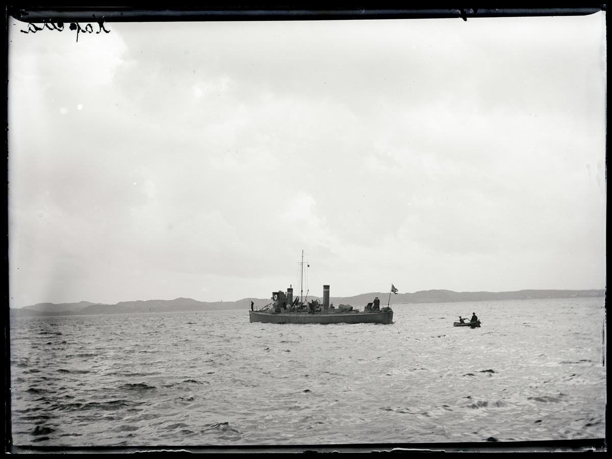 Enligt text som medföljde bilden: "Torpedbåten Kapella, Lysekil 24/8 05".
