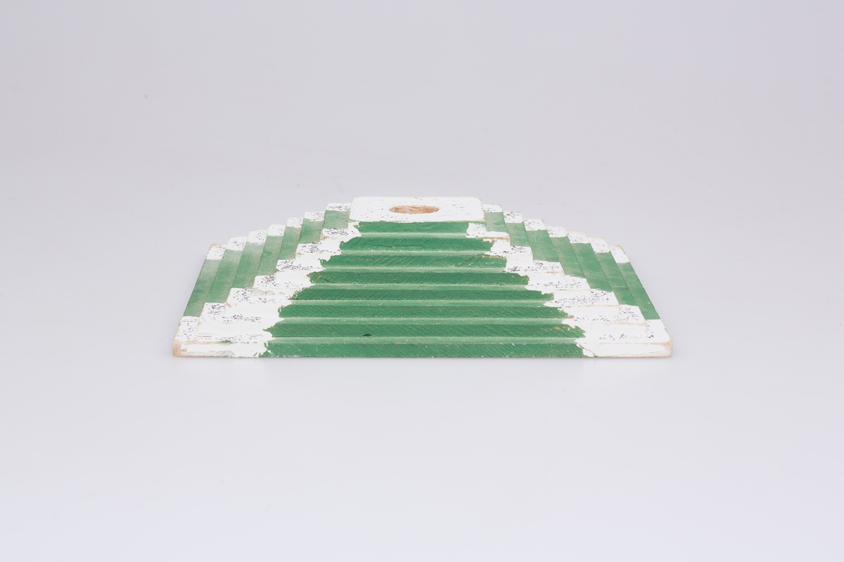 Juletrefot i form av en steppepyramide, grønn og hvit.