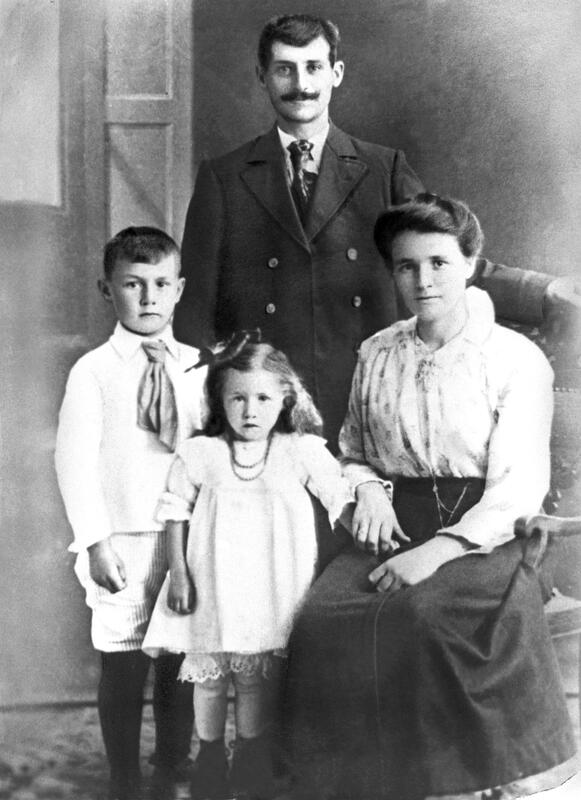 Sigurd Hansen fra Moum med familie. Hele familien døde i spanskesyken 1918. Bildet er datert 1918. (Foto/Photo)