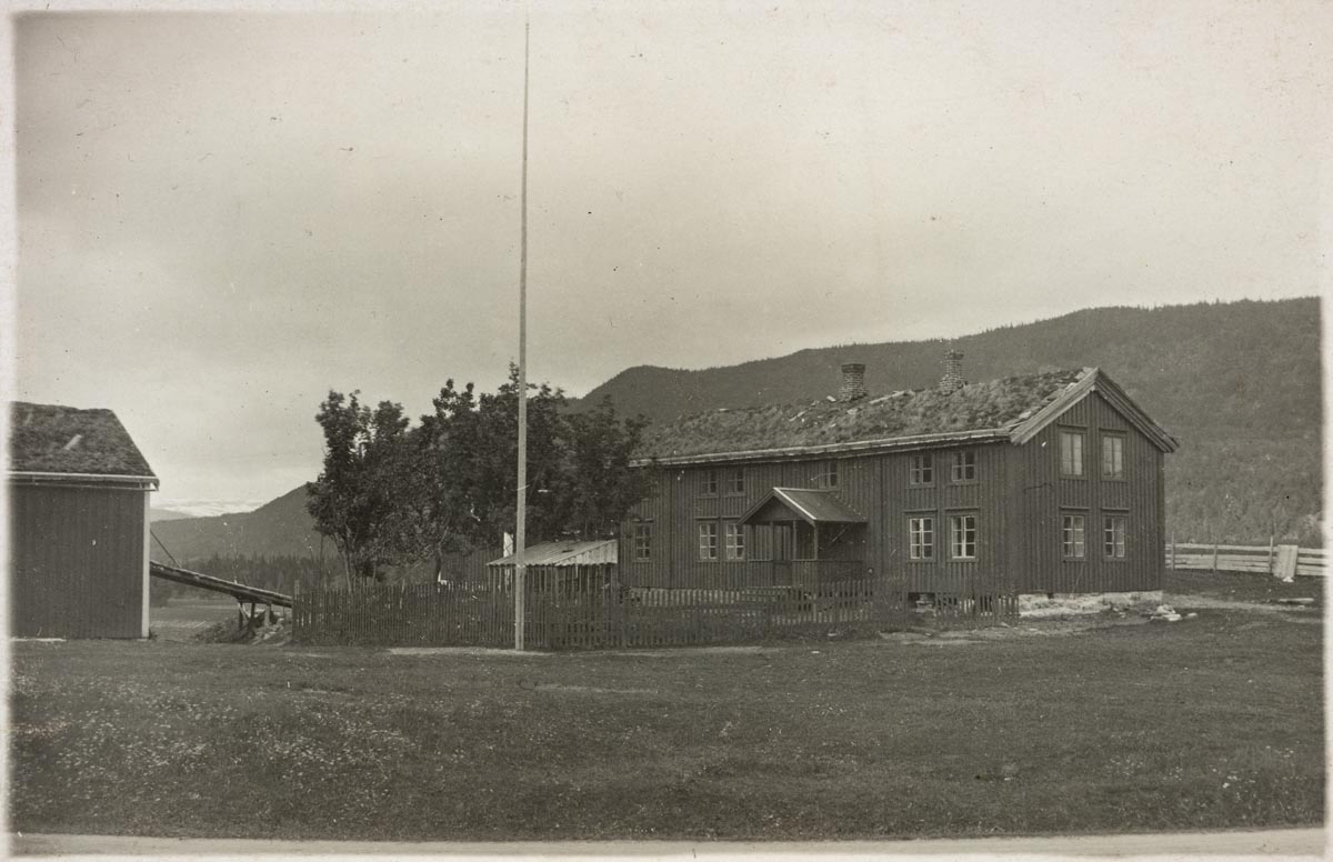 Postkort med bilde av Øvermo. Øvre Mo-gård.