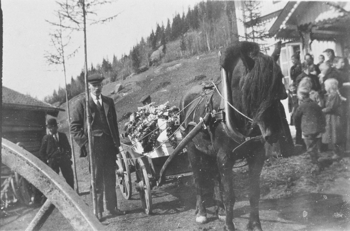 Gravferd, Sø Skare. Ca. 1910-1920. Personene på bildet er ukjent.