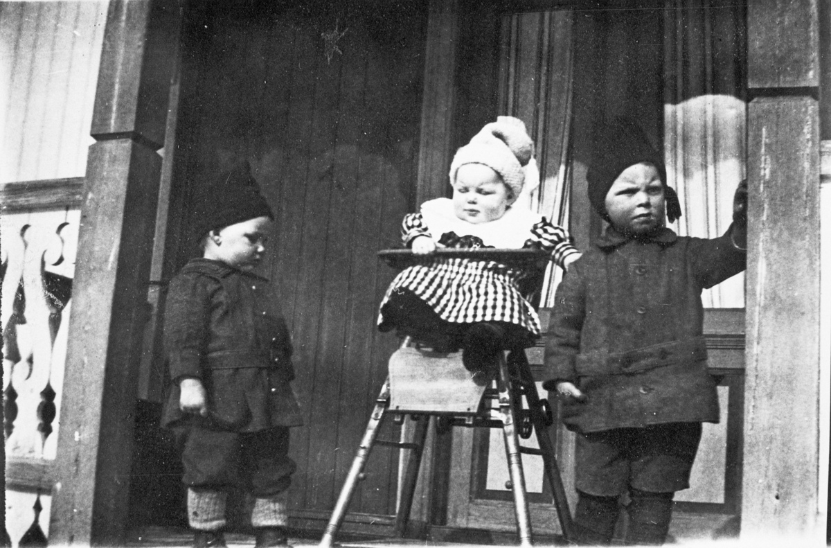 Brødrene Gunbjørn, Lars (i barnestolen) og Olav Vidvei. På Trammen på Nordmoen, 1918. 
