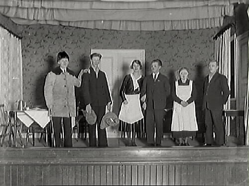 Amatörteaterföreställning i Varberg med sex skådelspelare på scenen.
