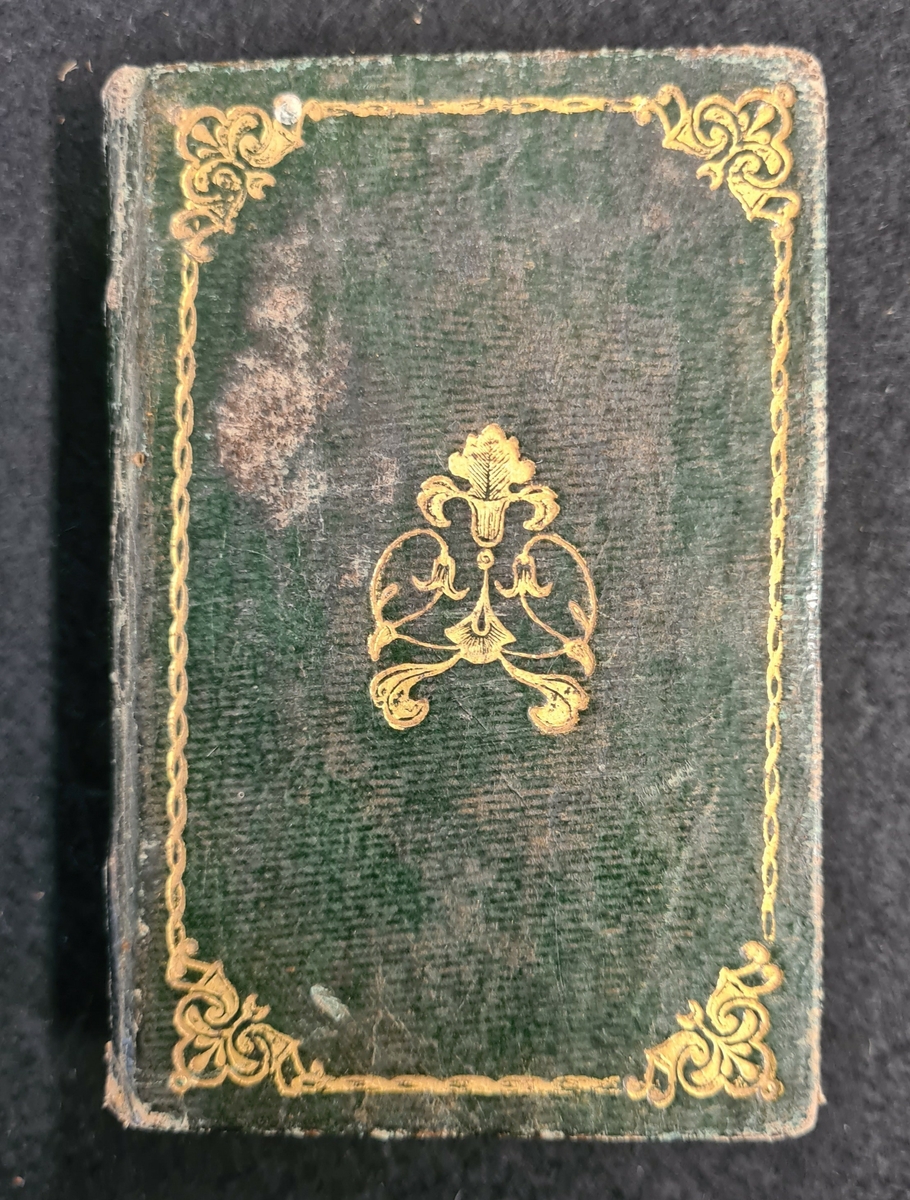 Liten psalmbok från 1819. Gröna pärmar.