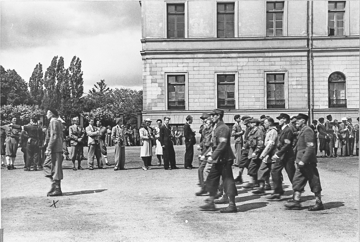 Hjemmestyrkene foran Det kongelige slott. Juni 1945.