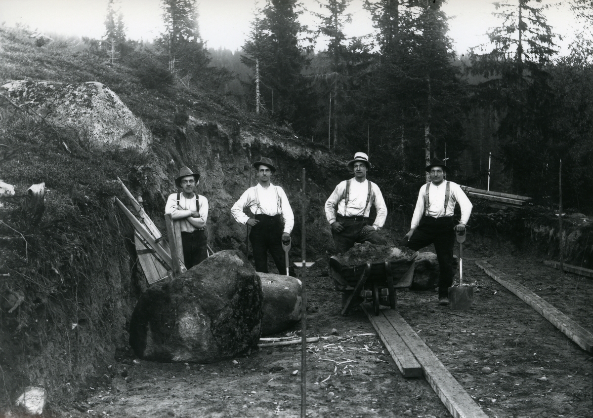 4 vegarbeidere under bygging av Korsbergsvegen i svingen ved Oddberg og Hekla. Fra venstre: Johan Baastad (1890-1950), Gustav Kvebakken (1899-1925), Karl Øien (1886) og Gustav Rønning (1896-1988).