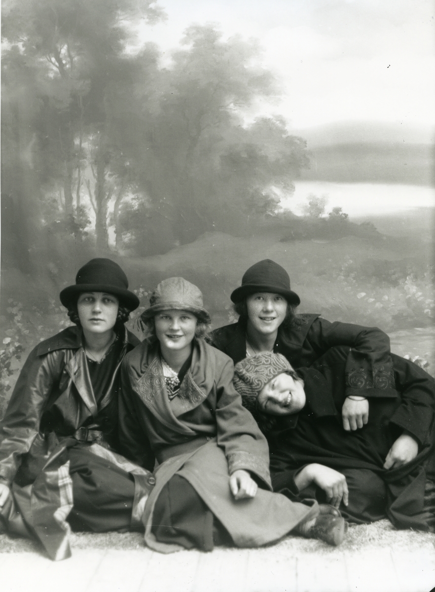 4 damer. Fra venstre: Halldis Moren Vesaas (1907), Solveig Sætre f. Flendalen (1908), Kerste Lillevold g. Borg (1906-1980) og (foran) Gudrun Løvåsen f. Flendalen (1905).
