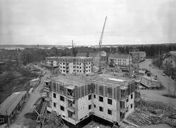 Pågående bygge på Brynäs, 1956. Byggnadsgille Uppsala - Gävl