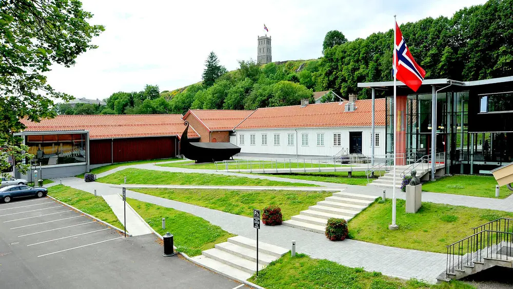 Bilde av Slottsfjellsmuseet i Tønsberg. I bakgrunnen ser vi Slottsfjellstårnet