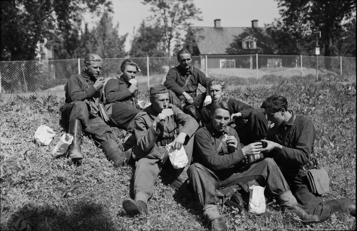 Militärer på rast, Uppland 1948