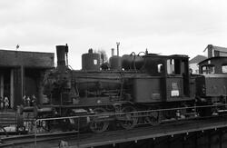 Damplokomotiv type 25a nr. 227 på svingskiven utenfor lokomo