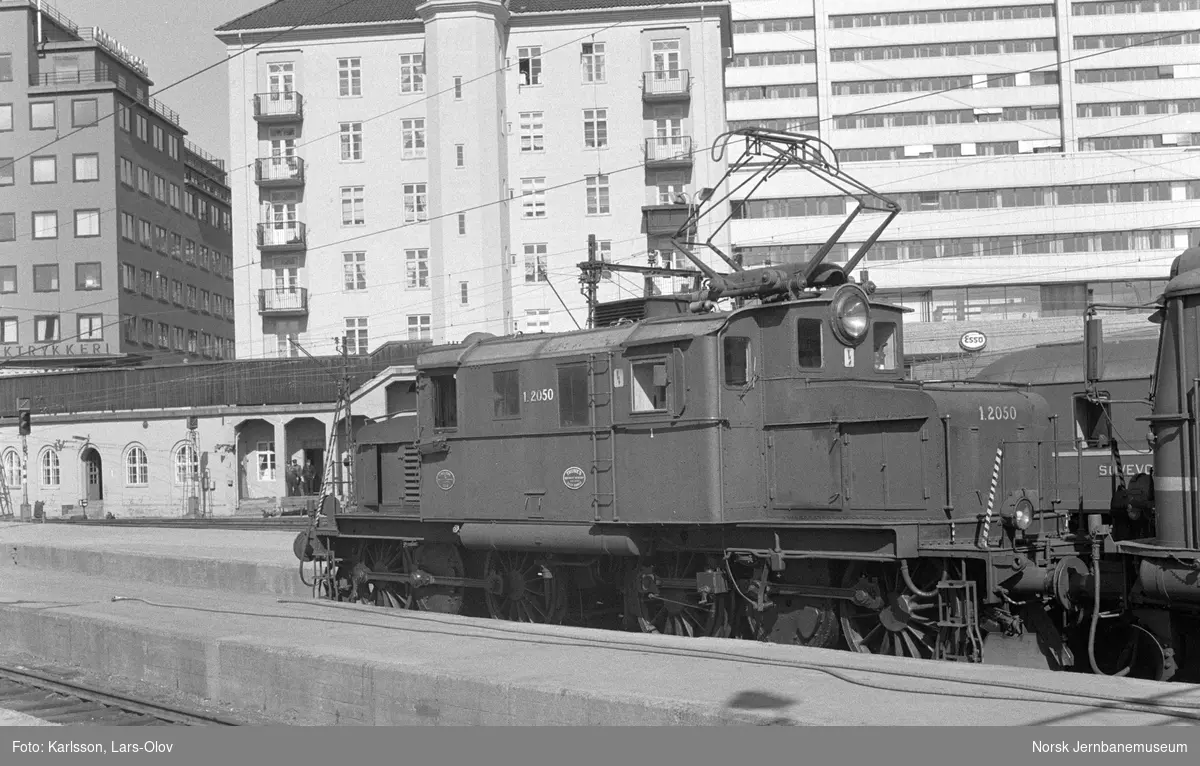 Elektrisk lokomotiv El 1 2050 på  Oslo V