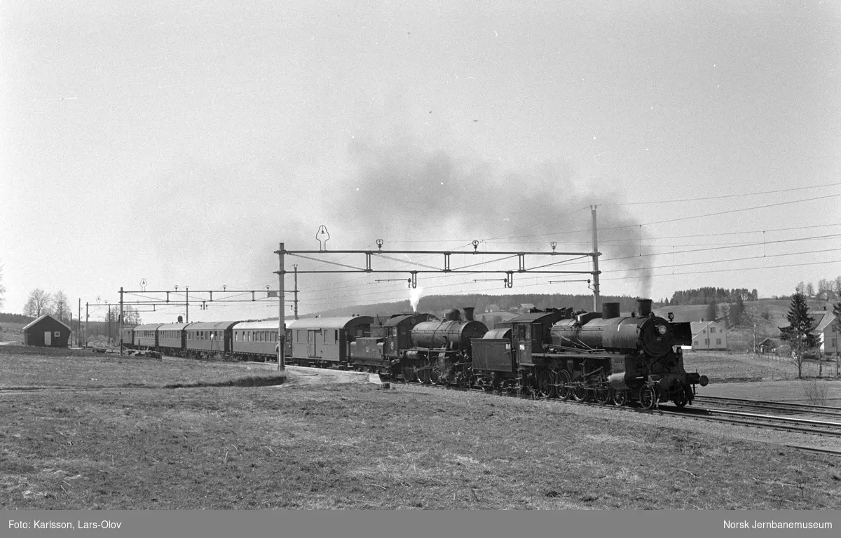 Svenska Järnvägsklubbens veterantog, trukket av NSB damplok 26c 411 og SJ damplokomotiv B 1314 på Haga stasjon